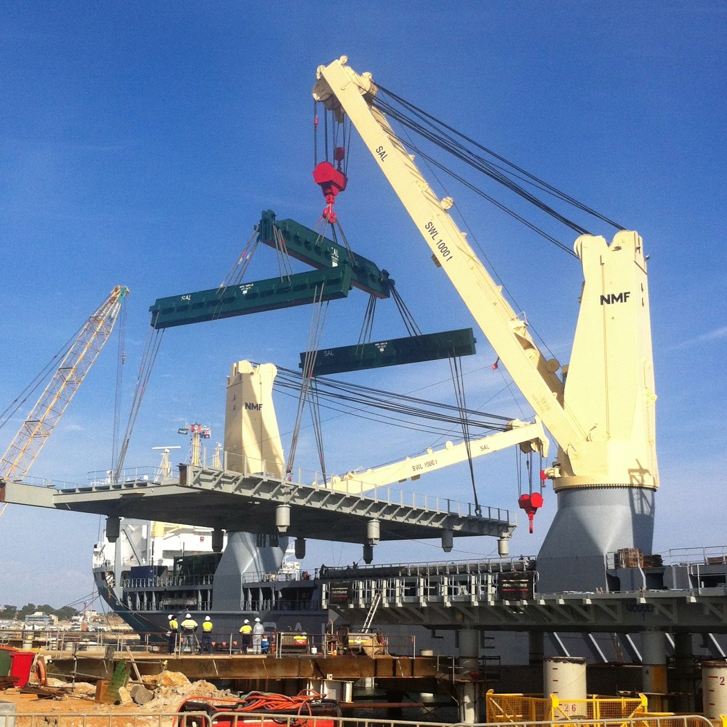 Ship crane moving metal platform